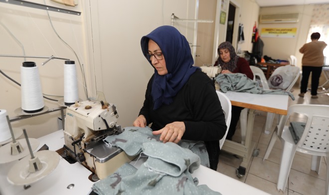 Mezitli Belediyesi gönüllüleri depremzedeler için pijama dikiyor