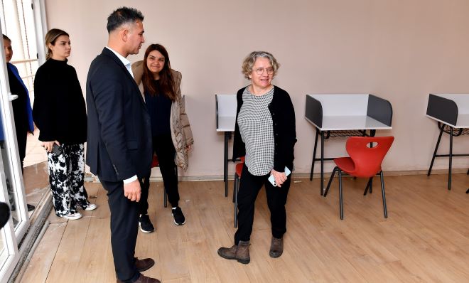 CHP Yoksulluk Dayanışma Ofisi Koordinatörü Hacer Foggo, Büyükşehir’in konuk ettiği depremzedeleri ziyaret etti