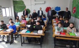 Depremzede öğrenciler, kamplarda oluşturulan sınıflarda ders başı yaptı