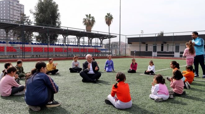 Akdeniz Belediyesi afetzede çocukları yalnız bırakmıyor