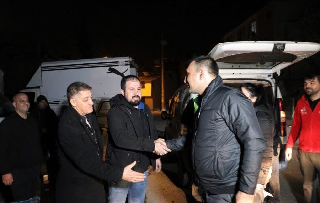 Başkan Yılmaz, deprem sonrası Acil Toplanma Alanlarında bir araya gelenleri yalnız bırakmadı