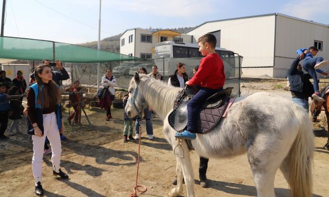 Akdeniz’de depremzede çocuklar at binmenin mutluluğunu yaşadı