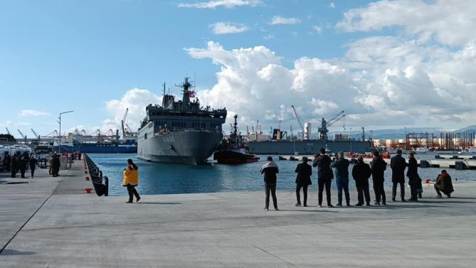 Yaralı depremzedeler gemiyle Mersin’e getirildi