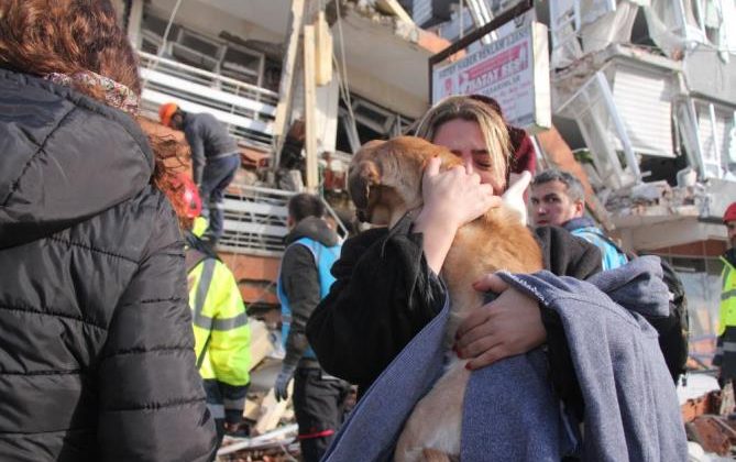 6 katlı bina enkazından sağ çıktı, depremzede kadın sahiplendi