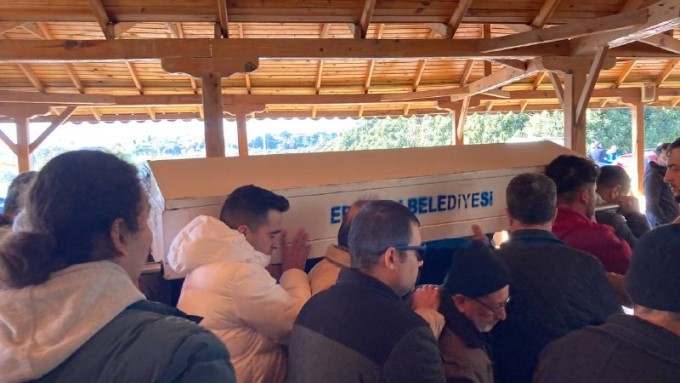 Depremde hayatını kaybedenler son yolculuğuna uğurlandı