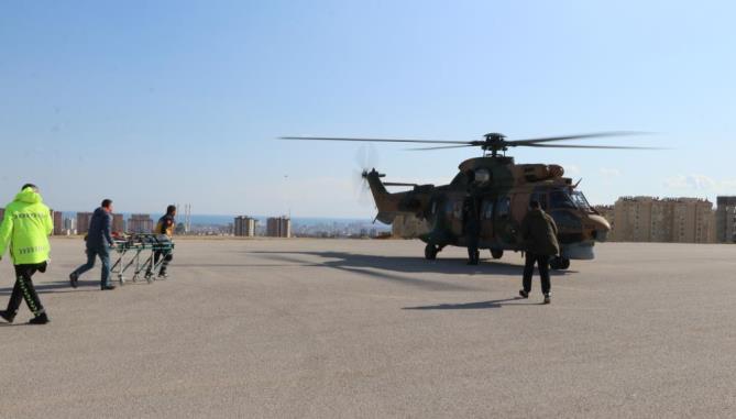 Enkazdan çıkarılan 8 aylık hamile kadın helikopterle Mersin’e getirildi