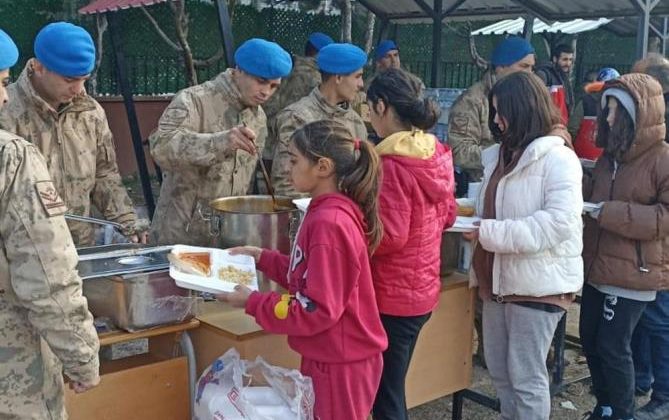 Mersin İl Jandarma Komutanlığı ekipleri yardım için deprem bölgesinde