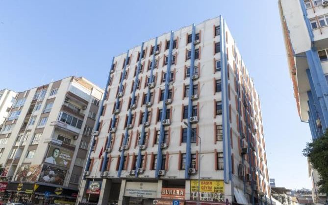 Mersin Büyükşehir Belediyesi, depremde hasar alan Kırmızı Lacivert İş Merkezini boşaltıyor