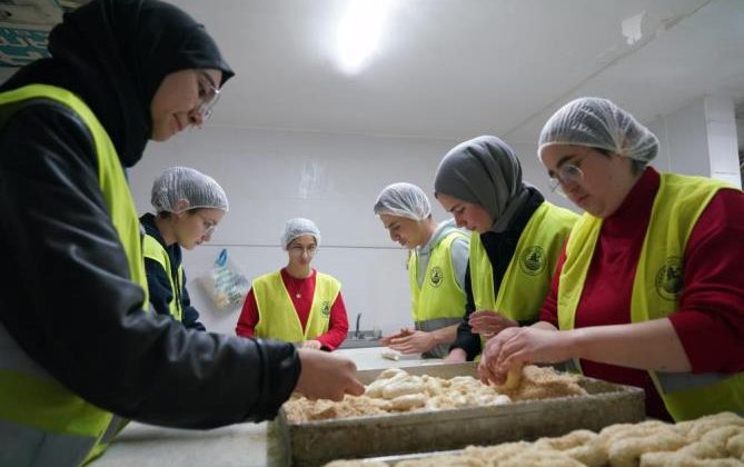 Öğrenciler depremzedeler için her gün 5 bin simit üretmeye başladı