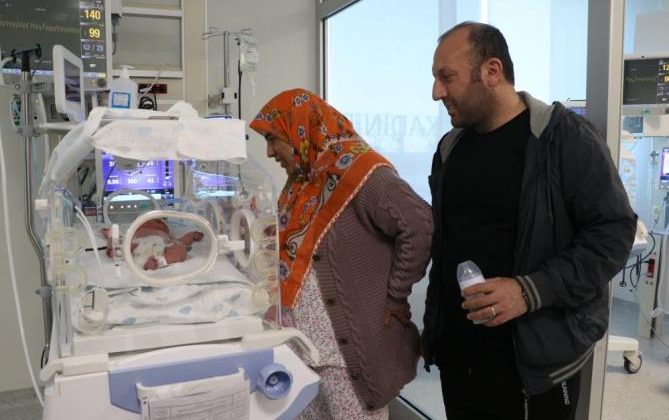 Bir nebze teselli de olsa, enkazdan çıkan mutluluk