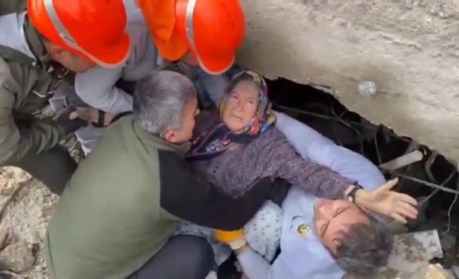 Enkazdan kurtarıldı, “Yavrularım, çocuklarım” diyerek sarılıp ekibi öptü