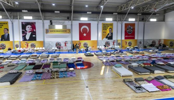 Mersin binlerce depremzedeye kucak açmaya devam ediyor