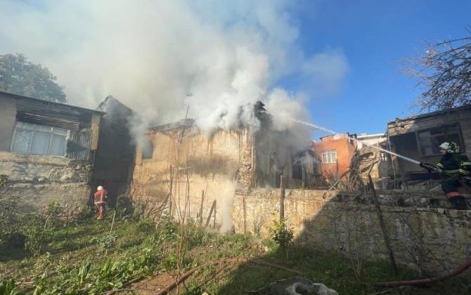 Mersin’de 3 ev yangından zarar gördü