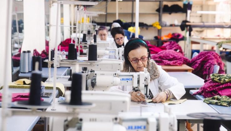 Tarsus’ta dikiş atölyesinde depremzedeler için kışlık kıyafet dikiyor