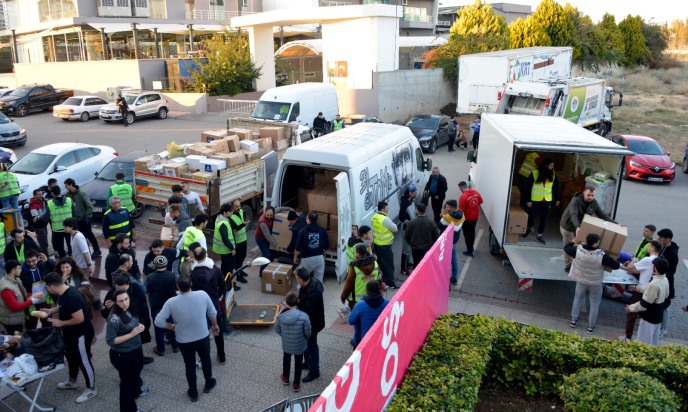 Almanya’dan yola çıkan 5 araçlık yardım malzemesi Yenişehir’e ulaştı