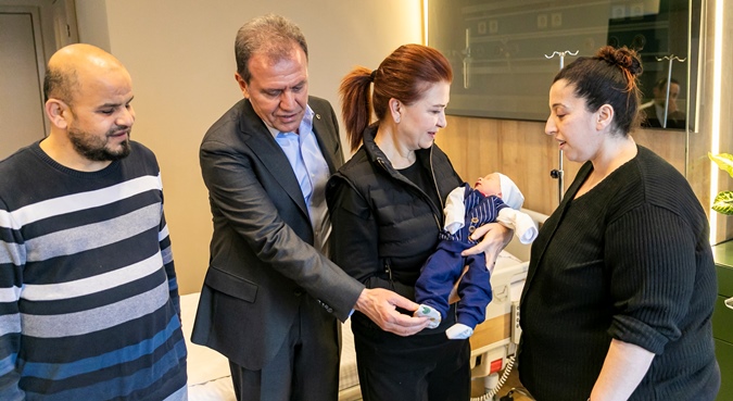 Başkan Seçer ve Meral Seçer, Mersin’de bebek sevinci yaşayan depremzede aileyi ziyaret etti