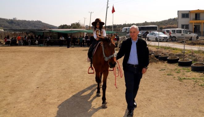 Depremzede çocuklar at binerek, afeti unutmaya çalışıyor