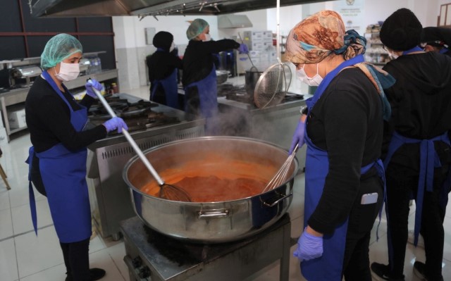 Toroslar Belediyesinden depremzedelere sıcak yemek