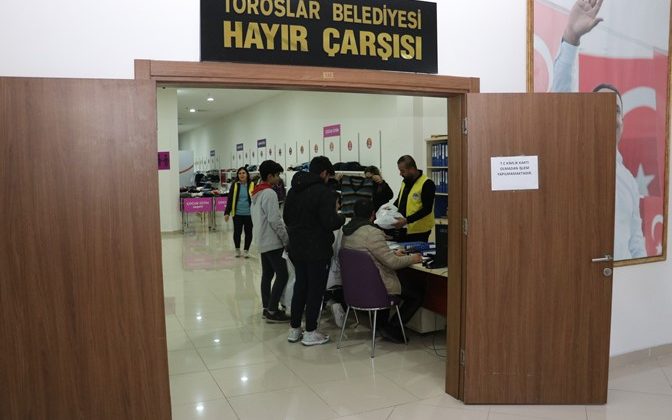 Depremzedeler, Toroslar Belediyesi’nin “Hayır Çarşısında” giysi ihtiyacını gideriyor