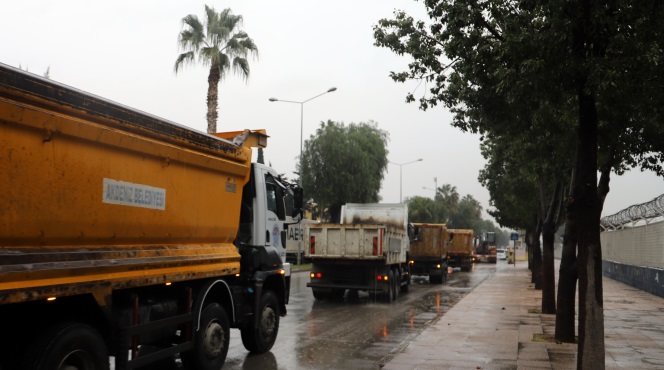 Akdeniz Belediyesi, deprem bölgesine arama-kurtarma personeli, gıda, battaniye ve çadır gönderdi