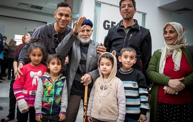 Josef De Souza Mersin’de depremzedeleri ziyaret etti