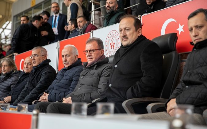 Başkan Seçer, Yeni Mersin İdman Yurdu ve Yeni Orduspor karşılaşmasını izledi