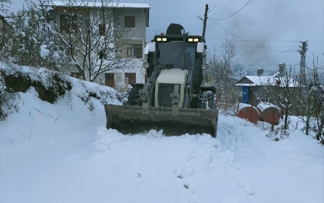 Torosların yüksek kesimlerinde karla kapanan yollar açılıyor