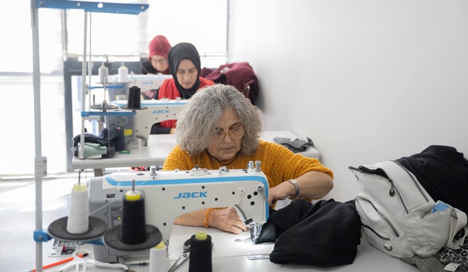 MERCEK’te dikiş yapmayı öğrenen eller, şimdi depremzedeler için üretiyor