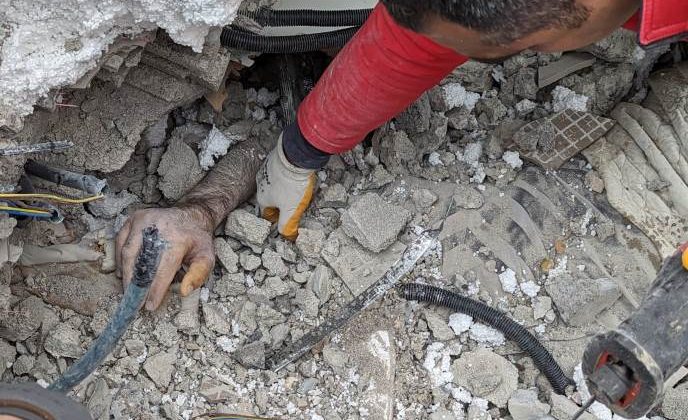 Mersin Büyükşehir’in itfaiye ekipleri göçük altından 16 kişiyi kurtardı