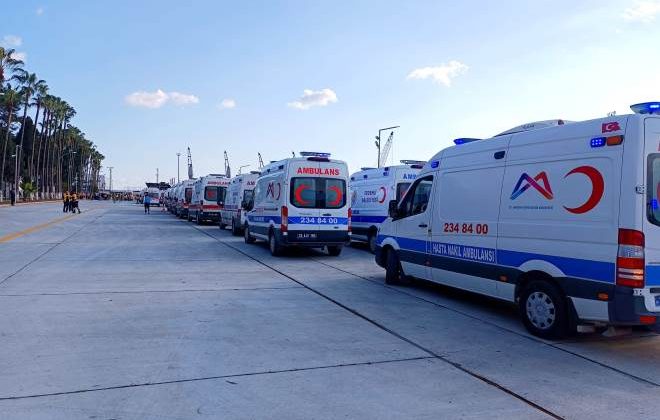 Mersin Limanı’na gelen yaralıları Büyükşehir’in ambulansları hastaneye ulaştırıyor