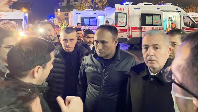 Başkan Yılmaz, hastanede yaralı depremzedelerin yakınlarını ziyaret etti