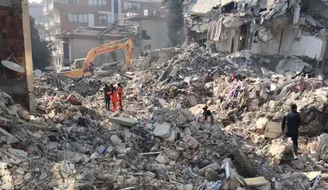 Toroslar Belediyesi ekipleri, afet bölgesinde destek güç oluyor