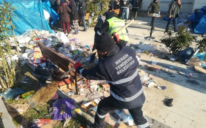 Yenişehir Belediyesi Hatay’da çevre temizliği çalışmalarına destek veriyor