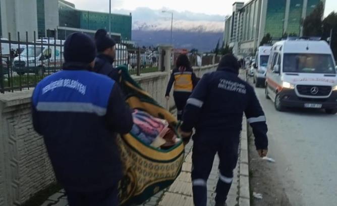 Yenişehir Belediyesi ekipleri 4 kişiyi enkaz altından çıkartmayı başardı