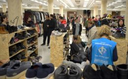 Yenişehir Belediyesinin giysi evinden ilk gün 4 bini aşkın afetzede yararlandı