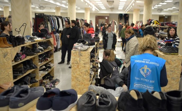 Yenişehir Belediyesinin giysi evinden ilk gün 4 bini aşkın afetzede yararlandı