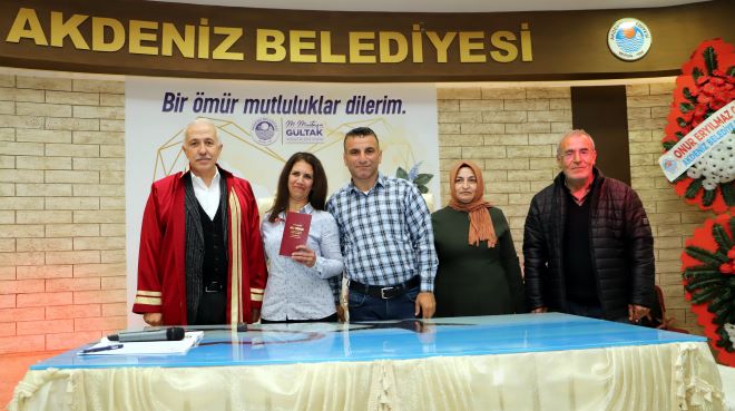 Başkan Gültak, Hatay’dan gelen depremzede çiftlerin nikâhını kıydı