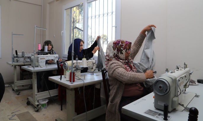 Akdeniz’in kadınları, depremzedeler için içlik ve fanila dikiyor