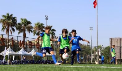 Akdeniz Belediyesi Futbol Okulu geleceğin yeteneklerini bekliyor