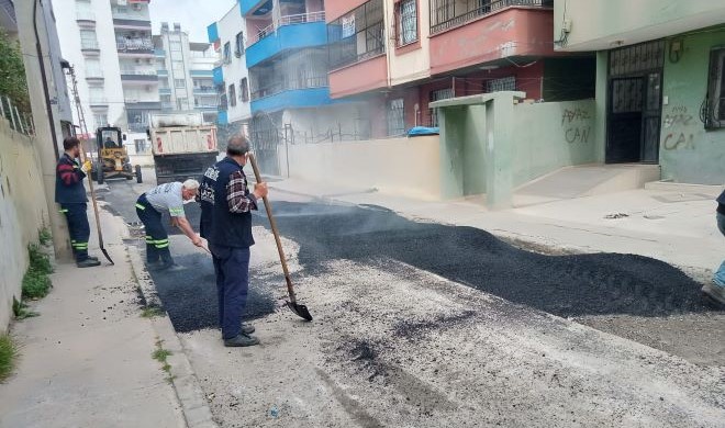 Akdeniz’de yol açma, asfalt yama, kaldırım yenileme çalışmaları sürüyor