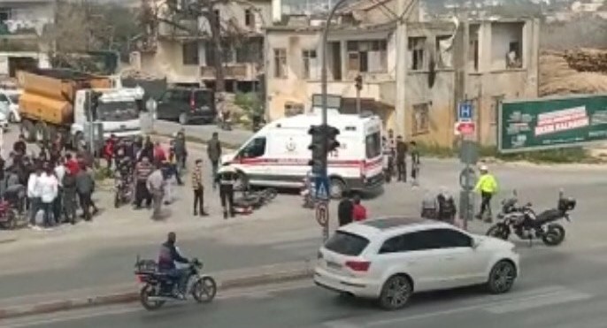 İki motosiklet kafa kafaya çarpıştı, 4 kişi yola savruldu