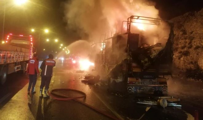 Mersin’de depremzedelerin eşyalarını taşıyan tır alev alev yandı