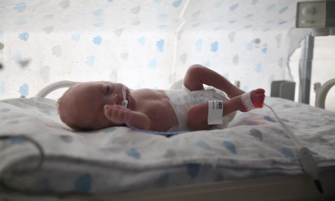 Deprem bölgesinden Mersin’e getirilen bebekler, DNA eşleşmesi ile ailelerine teslim ediliyor