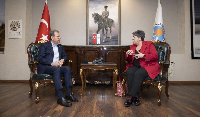 Seçer, Türkiye Kadın Dernekleri Federasyonu Başkanı Canan Güllü ile bir araya geldi