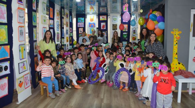 &nbsp;100 kitap için 100 resim yaptılar