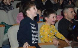 Depremzede tiyatrocular çocukları güldürmek için sahneye çıktı