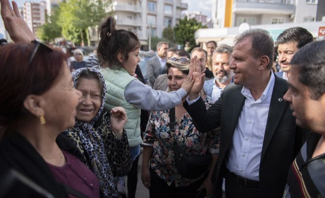 Başkan Seçer, Mezitli’de pazar gezdi, vatandaşla sohbet etti