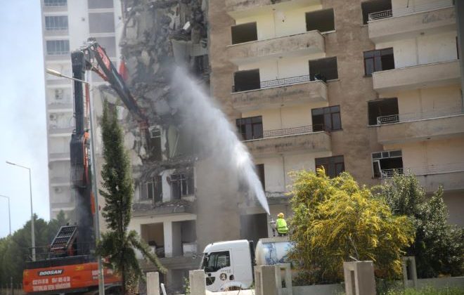 Depremlerde Mersin’de ağır hasar alan binanın yıkımına başlandı