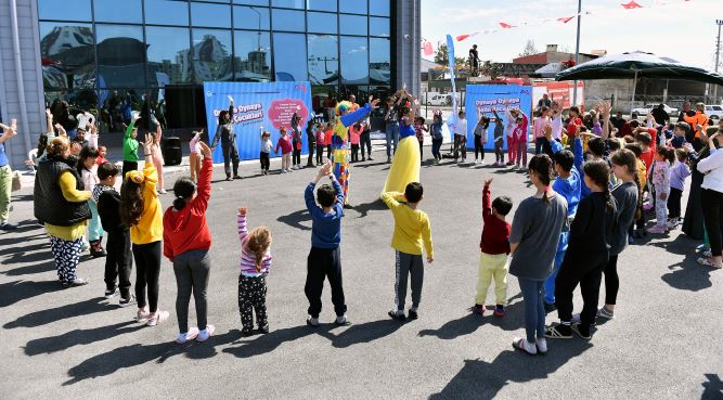 Depremzede çocuklar Büyükşehir’in etkinlikleri ile çok eğleniyor