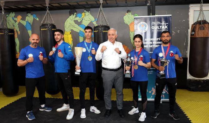Başkan Gültak, Dünya Kick Boks Şampiyonası’na damga vuran genç sporcuları ziyaret etti